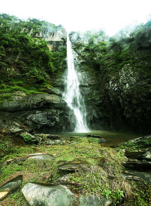 Trước cảnh hùng vĩ của thác cả nhóm quyết định Mạo hiểm đó là cắm trại đêm tại thác Háng Tề Chơ.