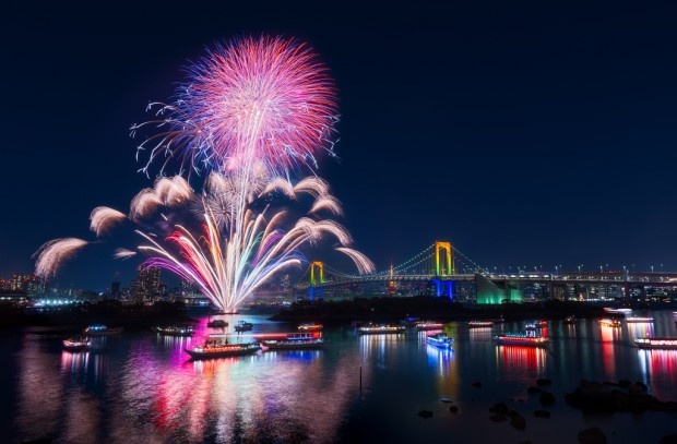 Pháo hoa trên cây cầu Cầu vồng.