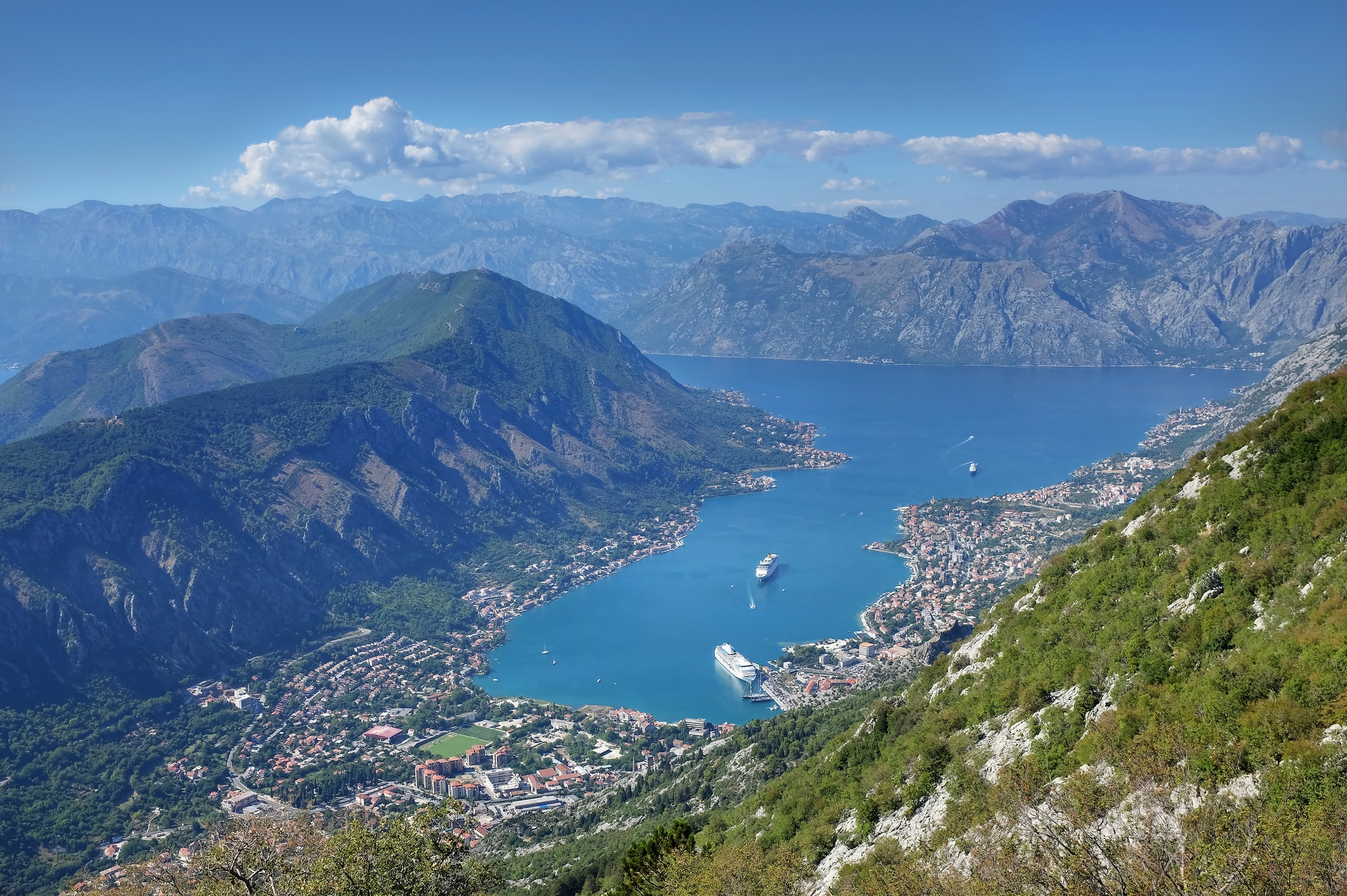 1. Vịnh Kotor, Montenegro. Nằm ở phía Tây Nam và được xem như một biểu tượng đặc trưng của ngành du lịch ở Montenegro. Vịnh Kotor mang trên mình vẻ đẹp là sự hòa hợp độc đáo giữa nét đẹp từ thiên nhiên bất tận, cùng sự cổ kính của các giá trị văn hóa địa phương, đã tạo cho Kotor một sự lôi cuốn đến lạ thường.