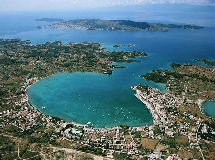 10. Porto Heli, Hy Lạp  Porto Heli Hy Lạp là một thị trấn nhỏ bên bờ biển trên bán đảo của Argolida, Đông Peloponnese. Porto Heli được xây dựng xung quanh một bến cảng tự nhiên đẹp như tranh vẽ. Bến cảng này là rất an toàn và thường có đủ không gian, nếu bạn có một chiếc thuyền neo đậu, nơi đây thu hút nhiều khách du lịch tới thăm đặc biệt là vào mùa hè, nhờ vẻ đẹp tự nhiên, cơ sở vật chất và các danh lam thắng cảnh trong khu vực.