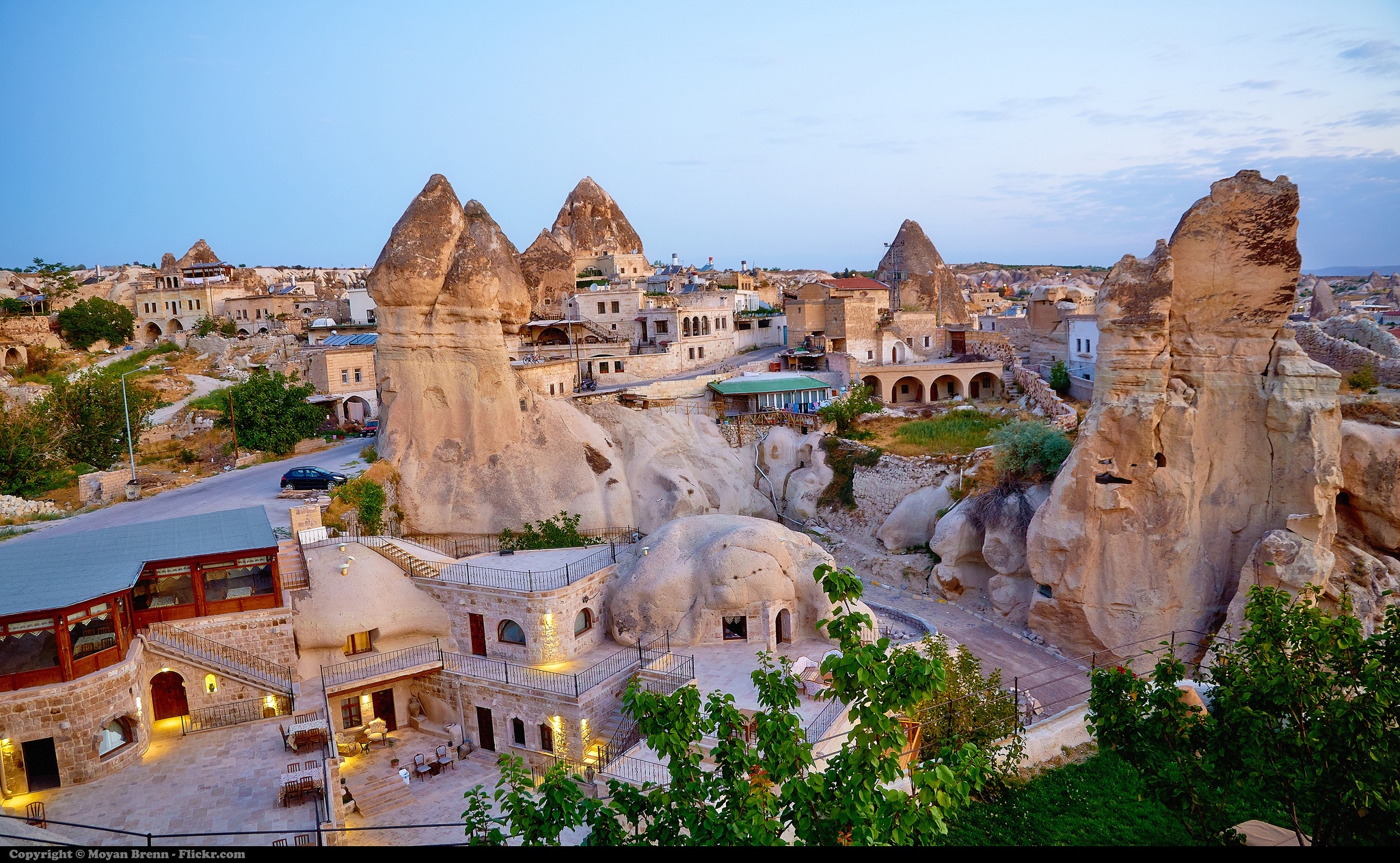 12. Cappadocia, Thổ Nhĩ Kỳ  Được biết đến như là một trong những địa điểm du lịch nổi bật nhất của Thổ Nhĩ Kỳ, Cappadocia gây ấn tượng mạnh bởi lịch sử và thiên nhiên kết hợp với nhau để tạo nên một phong cảnh tuyệt đẹp, được bao phủ bởi các cột đá, tháp nhọn có thể cao hơn 100m  và hình thành từ hàng nghìn năm trước.