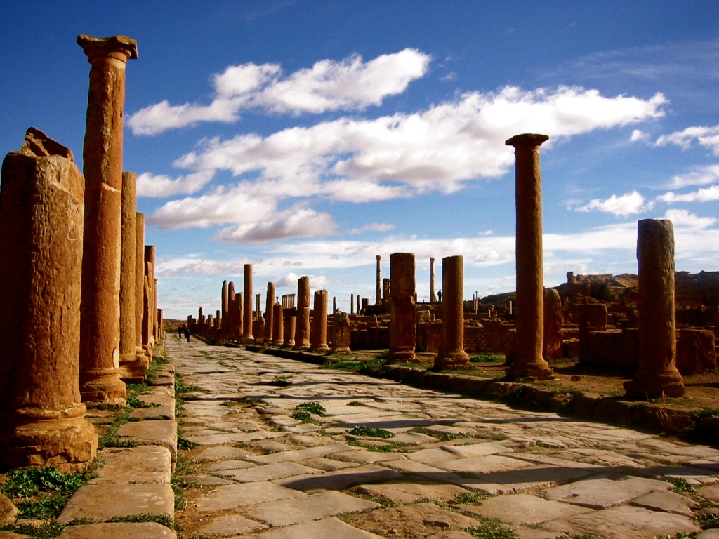 14. Timgad, Algeria  Được thành lập bởi hoàng đế Trajan, giữa sa mạc mênh mông, nơi đây từng là một thành phố nổi tiếng giao thương tấp nập. Tới thế kỷ 17, sau nhiều thăng trầm, nơi này đã bị bỏ hoang, cát sa mạc đã chôn vùi cả thành phố. Tận năm 1881, nơi này mới được phát hiện trở lại. Nơi đây vẫn lưu giữ các cổng vòm, phòng tắm hơi, đền thờ Jupiter hoành tráng, ngang tầm nhiều công trình cổ ở Roma.