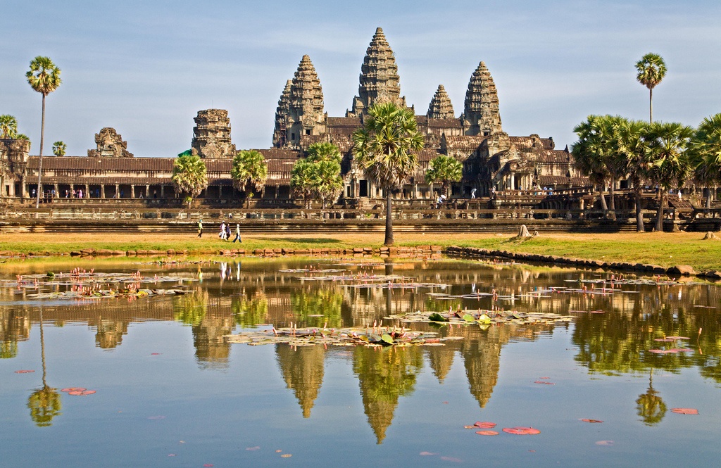 16.  Angkor Wat, Campuchia   Nằm cách Phnom Penh khoảng 320km và được xây dựng dưới thời vua Suriya-warman II (1113-1150), Angkor Wat được biết đến là ngôi đền đẹp và lớn nhất trong quần thể kiến trúc đền đài ở Angkor. Ngôi đền thu hút du khách gần xa bởi hàng trăm bức phù điêu mô tả sử thi Ấn Độ giáo và vô số bức tượng vũ nữ Apsara nằm dọc các dãy hành lang. 