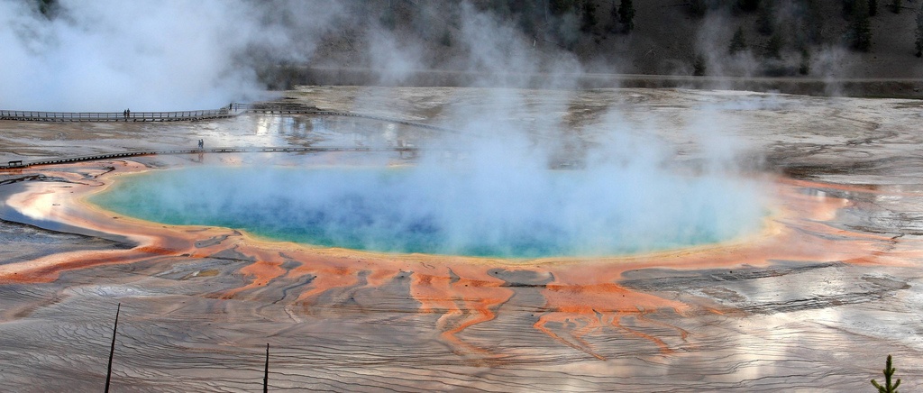 19. Công viên quốc gia Yellowstone, Mỹ  Nhiều người Mỹ tin rằng vườn quốc gia này chính là nơi hội tụ những gì được xem là tinh túy của các vườn quốc gia tại Mỹ, với điểm thu hút du khách gồm: Mạch nước phun Old Faithful, suối nước nóng, rặng núi Grand Canyon của Yellowstone, nhiều loài thú hoang dã như gấu Bắc cực, chó sói, nai sừng tấm, bò rừng.