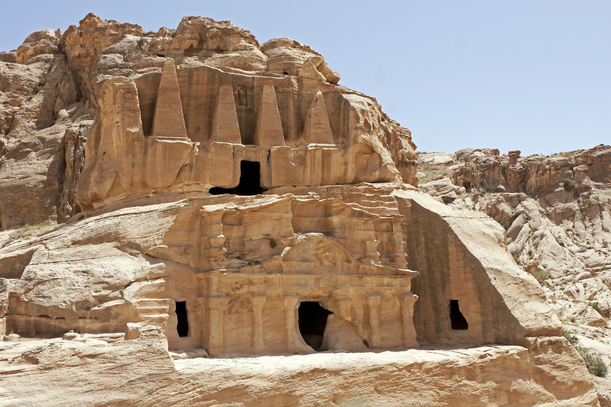 2. Petra, Jordan  Petra là khu thành cổ nằm trên sườn thung lũng phía đông Wadi Araba (Jordan), cách Biển Chết khoảng 80km, nổi tiếng với các đền thờ và hầm mộ được tạc sâu vào vách đá. Trong quá khứ, khu thành cổ này từng là một thành phố hùng mạnh nhất trong khu vực. Do một trận động đất kinh khủng đã phá sập gần như hoàn toàn Petra.