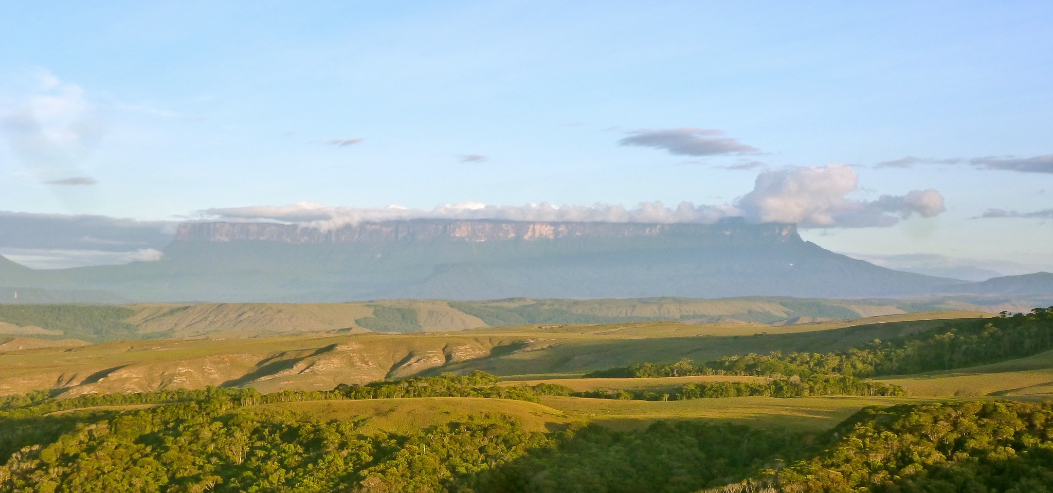 21. Núi Roraima, Venezuela  Núi Roraima, còn có tên gọi là RoraimaTepui hoặc Cerro Roraima, nằm ở khu vực biên giới 3 nước Venezuela, Brazil và Guyana. Đây được xem là một trong những ngọn núi lâu đời nhất trên thế giới, có niên đại khoảng hai tỷ năm trước trong thời kỳ tiền Cambri.  Khác hẳn với những ngọn núi có sườn dốc tự nhiên, núi Roraima có đỉnh bằng phẳng giống như 1 chiếc bàn rộng 31 km vuông, trên những vách núi dựng thẳng đứng cao 400 mét. Đây cũng là đỉnh núi cao nhất cao nguyên Pakaraimab ở khu vực Nam Mỹ.