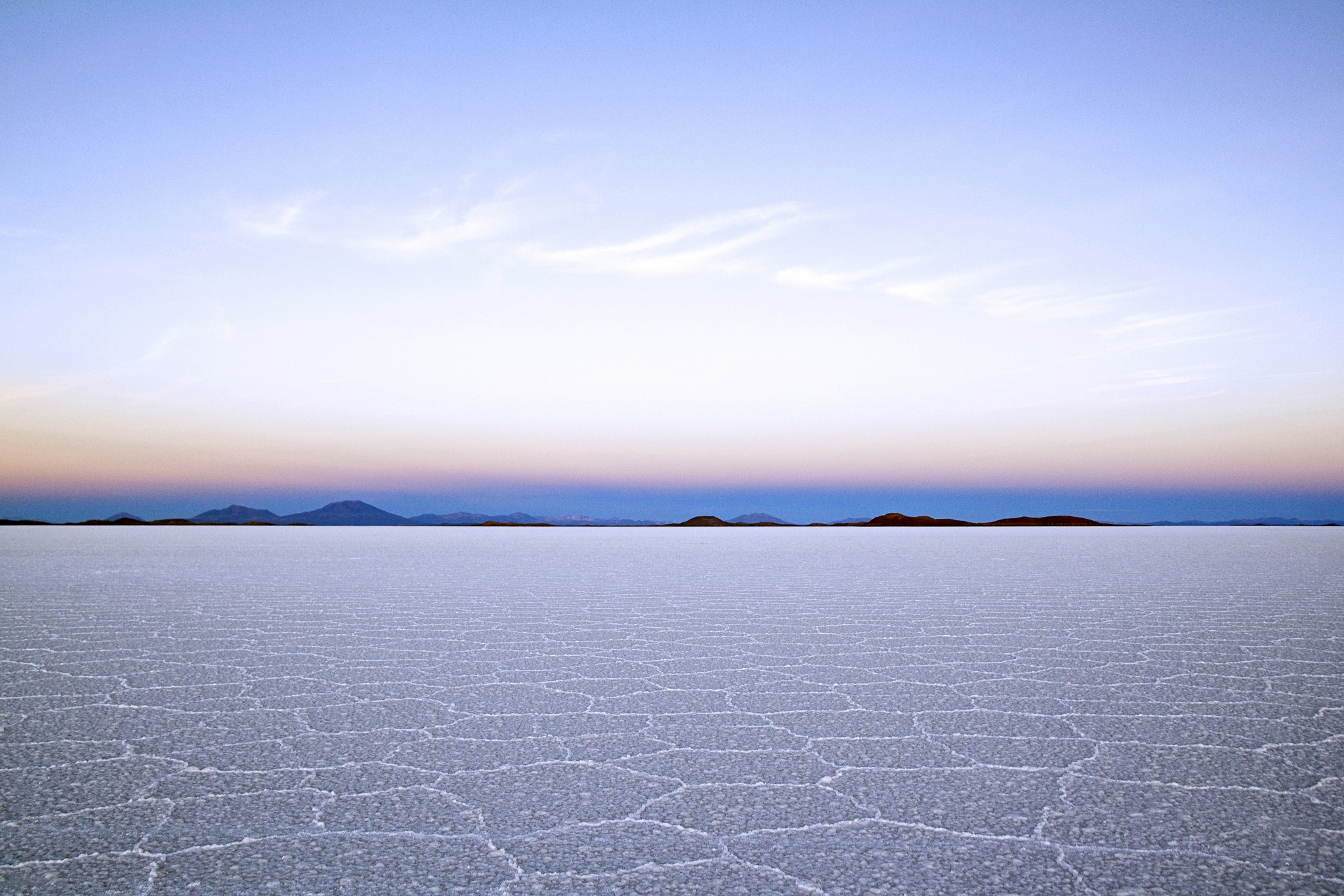 23. Salar de Uyuni, Bolivia  Salar de Uyuni là tên của cánh đồng muối lớn nhất thế giới nằm tại Bolivia. Bề mặt cánh đồng trông giống như một chiếc gương khổng lồ mà bất kể du khách nào cũng muốn được một lần nhìn thấy.