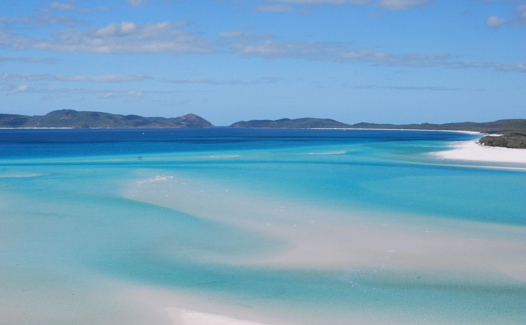26. Whitehaven Beach, Úc  Bờ biển Whitehaven là một trong những địa điểm du lịch hấp dẫn ở Úc . Whitehaven có làn nước trong xanh như pha lê và bãi cát được xem là trắng nhất thế giới. 