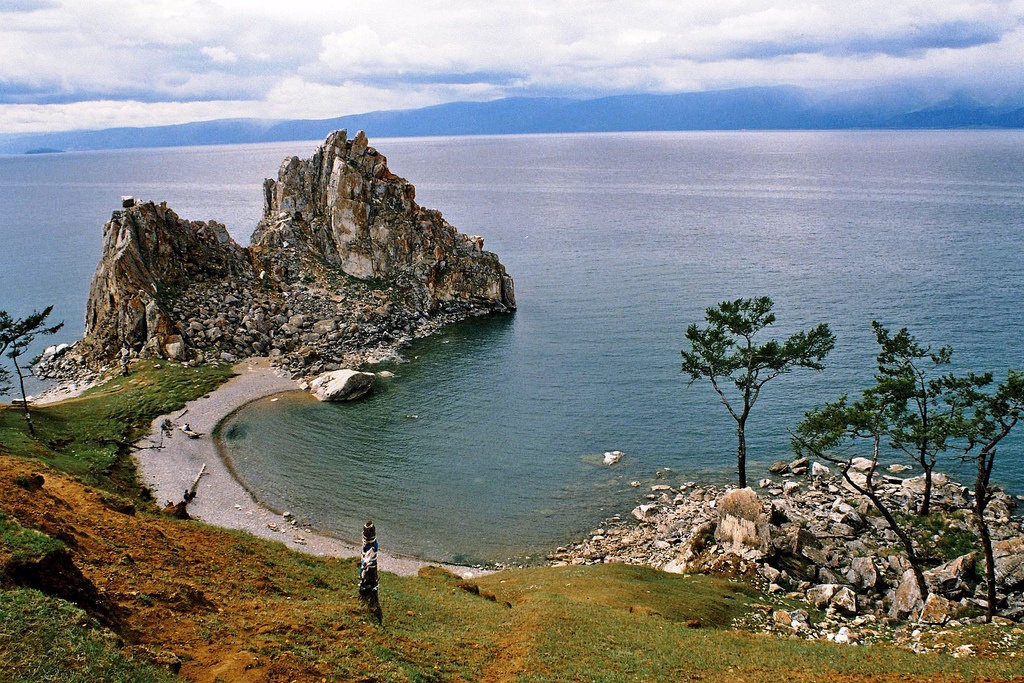 27. Hồ Baikal, Nga  Hồ Baikal là hồ nước ngọt sâu nhất và lâu đời nhất thế giới. Ấn tượng đầu tiên khi mà bất cứ du khách nào cũng thích thú với hồ Baikal là làn nước xanh ngọc bích, trong vắt cùng dãy núi đá bao quanh được tô điểm với hàng bạch dương đủ màu. Bên cạnh đó, hồ sở hữu hệ sinh thái phong phú và quý hiếm hơn một nghìn loài động vật, có những động vật chỉ xuất hiện tại đây mà không quốc gia nào có được.