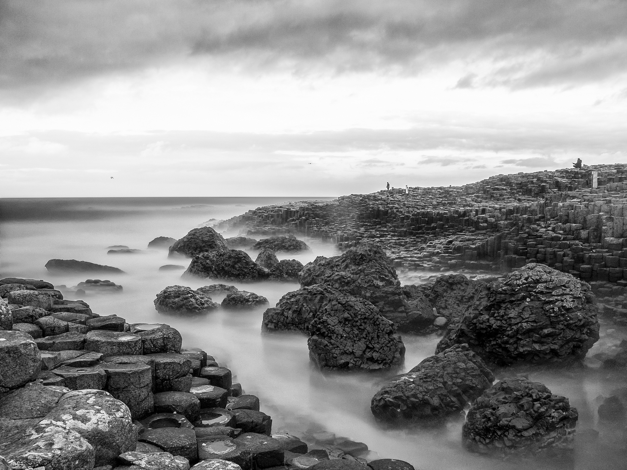 28. Giant’s Causeway, Ai-len   Giant’s Causeway là khu vực ngự trị của khoảng 40.000 cột đá bazan đan xen với nhau, kết quả của những vụ núi lửa phun trào thời cổ đại, cách đây từ 50-60 triệu năm. Phần trên của những cột trụ này tạo thành những bậc thang dẫn từ chân vách đá và biến mất dưới biển. 
