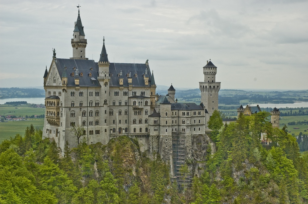 29. Lâu đài Neuschwanstein, Đức  Lâu đài Neuschwanstein ở Đức là một trong những lâu đài nổi tiếng nhất thế giới. Được xây dựng bởi đức vua Lugwig II, lâu đài tọa lạc trên một khối đá nằm trước dãy núi Allgau, tại Navaria, gần thị trấn Fussen. Chính vẻ đẹp nguy nga, lộng lẫy cùng những câu chuyện lịch sử gắn liền công trình kiến trúc tuyệt vời này, đã thu hút hơn 1 triệu lượt khách tham quan mỗi năm.