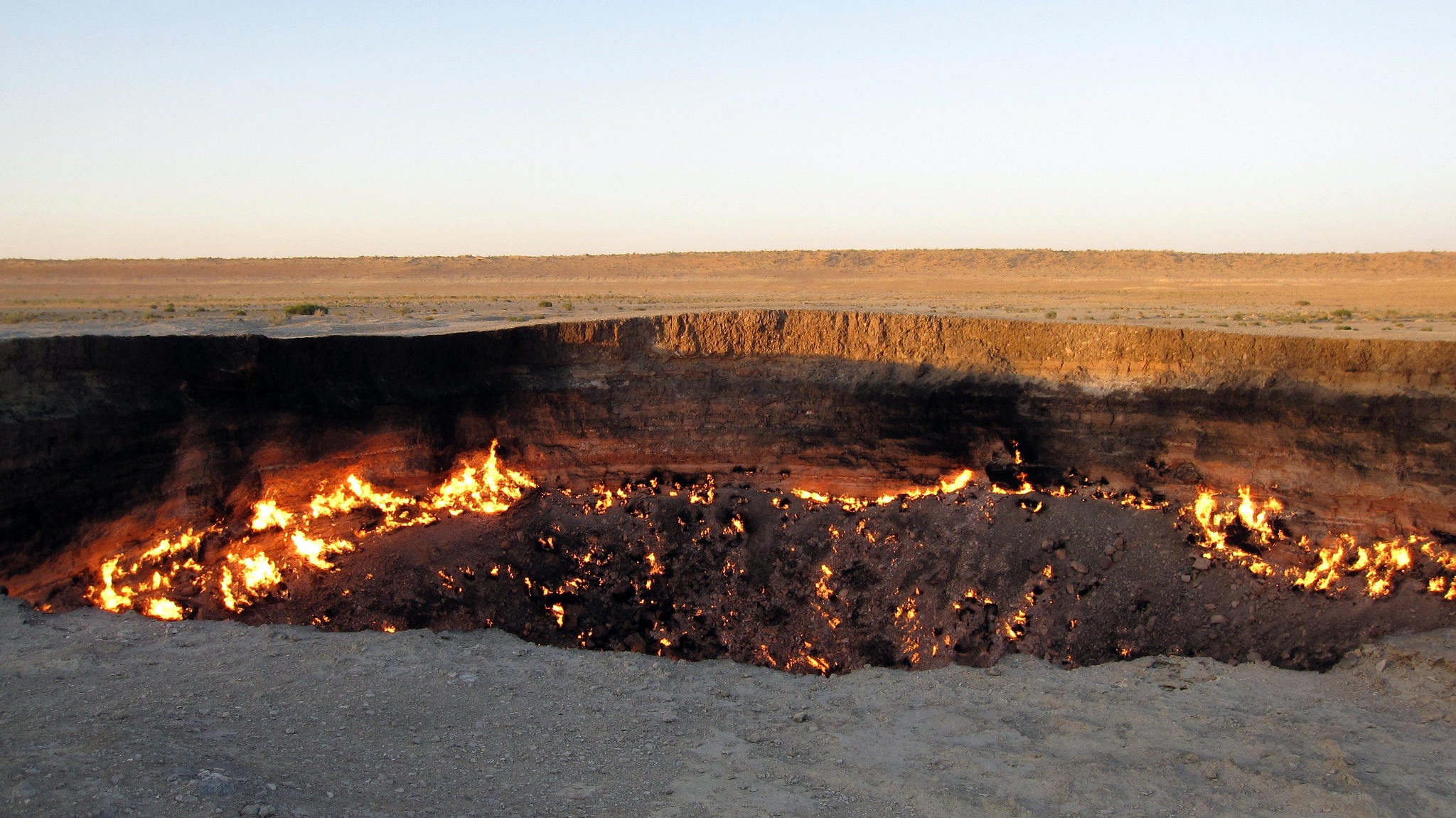 34. Derweze, Turkmenistan  Địa danh Derweze hay còn gọi là “Cánh cửa địa ngục” là tên gọi một mỏ khí thiên nhiên ở Derweze, tỉnh Ahal, Turkmenistan. Đây là một trong những mỏ khí có trữ lượng lớn nhất trên thế giới và điều thú vị là nó vẫn bốc cháy không ngừng từ khi bị đốt cách đây hơn 40 năm.