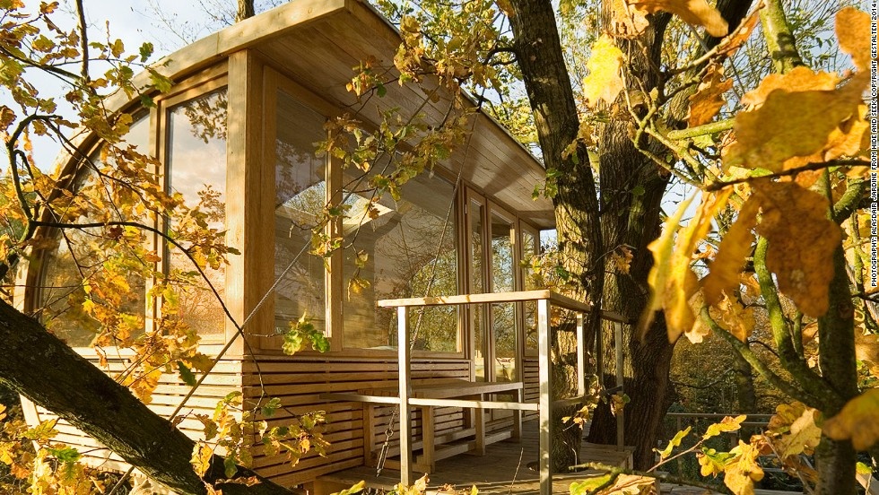 Between Alder and Oak, Germany   Ngôi nhà này nằm ​​giữa một cây Alder và một cây sồi như tên của nó, được thiết kế và xây dựng bởi Baumraum một kiến trúc sư người Đức với một cấu trúc đặc biệt. Nằm trên ngọn cây và cho tầm nhìn toàn cảnh những cánh đồng và rừng của bang Niedersachsen, ngôi nhà được tạo ra để biến giấc mơ của một đứa trẻ trở thành sự thật.