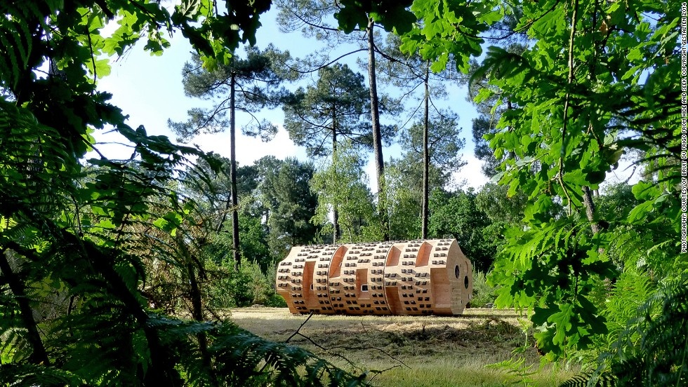 Le Tronc Creux, Pháp   Lấy ý tưởng từ những nơi ẩn náu của động vật hoang dã trong thân cây, các nhà thiết kế Bruit du frigo đã tạo ra ngôi nhà này dành cho người tìm kiếm những nơ nghỉ chân trong các khu bảo tồn thiên nhiên. Nằm trong không gian xanh của Aquitaine, ngôi nhà này không có điện hay nước máy nhưng thoải mái sẽ ngủ nướng vào ban ngày.