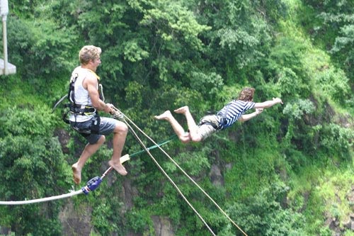 Bungee là cú nhảy của cảm giác cực mạnh.