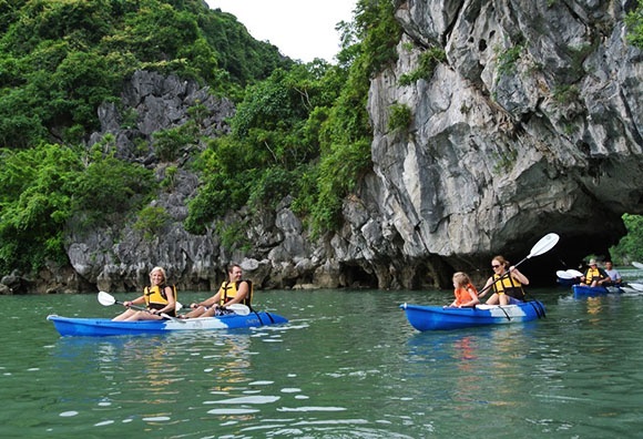 Chèo thuyền kayak tại Vịnh Hạ Long.