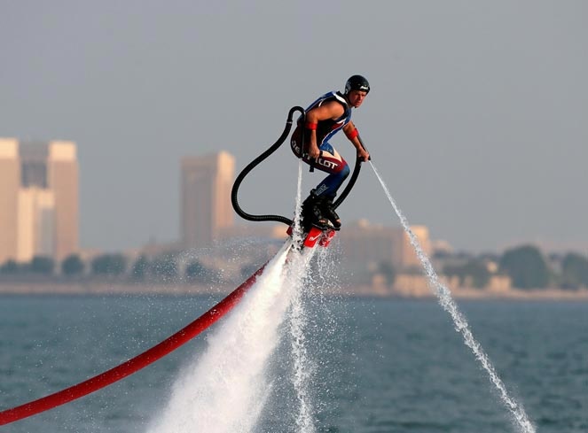Bay lượn trên mặt biển với Fly-board.