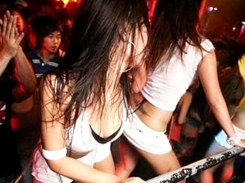 Kinh nghiem di bar an toan cho ban tre hinh anh