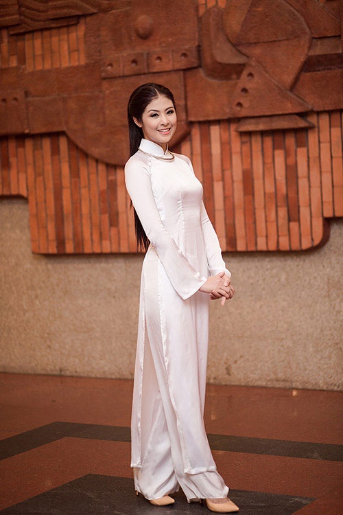 Tham gia chương trình giao lưu nghệ thuật Người là niềm tin tất thắng diễn ra tại TP.HCM. Diện tà áo dài trắng tinh khôi, Ngọc Hân nhẹ nhàng gây ấn tượng với công chúng bằng vẻ đẹp duyên dáng