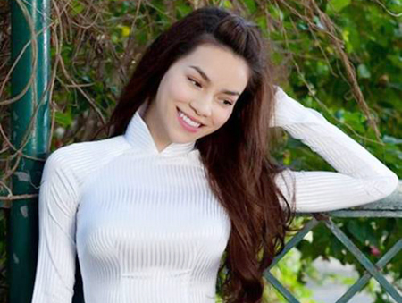 Ngam Ha Ho, Toc Tien tinh khoi trong ta ao dai trang hinh anh