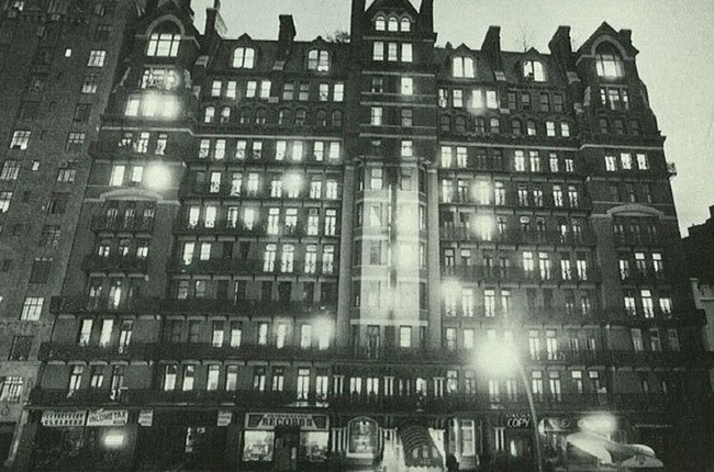 Được khai trương từ năm 1884, khách sạn Chelsea trở thành điểm đến quen thuộc của nhiều siêu sao, ca sĩ, họa sĩ nổi tiếng như Bob Dylan, Andy Warhol,  Jimi Hendrix. Ảnh YAN.