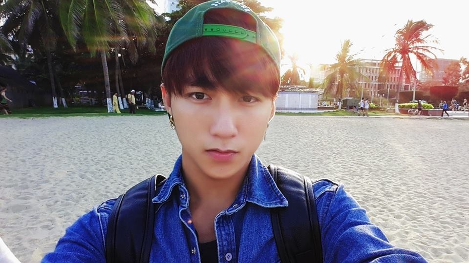 Là đàn anh nhưng Sơn Tùng M-TP không kém phần trẻ trung và cá tính.