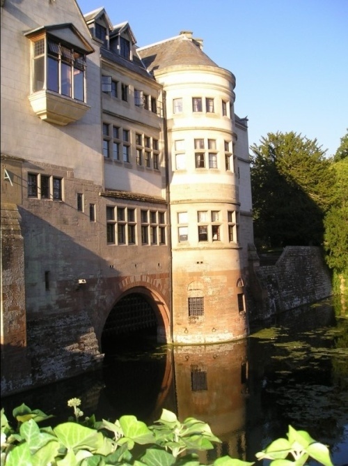 Người ta thấy cứ khi màn đêm buông xuống, đồ đạc trong các căn phòng của khách sạn bị ném xuống kêu loảng xoảng. Ảnh YAN.