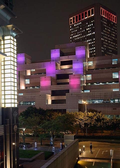 Nằm ở trung tâm kinh doanh, mua sắm và vui chơi giải trí của Đài Bắc, khách sạn Grand Hyatt được biết đến với nhiều tin đồn bị ma ám. Người ta cho rằng, khách sạn này được xây dựng trên đất của một nhà tù chính trị thời kỳ chiến tranh, nơi mà nhiều tù nhân bị xử tử. Khách sạn đã bị một trong số những tù nhân đó ám ảnh tới nay. Để chống lại những linh hồn ma quỷ này, một bức tượng trừ tà của Trung Quốc đã được đặt ở lối vào của khách sạn. Ảnh YAN.