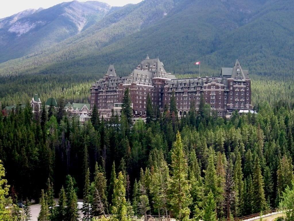 Khách sạn Fairmont Banff Springs đẹp như tranh vẽ ở vùng núi Rocky nhưng lại bị đồn thổi rằng, nó bị ám bởi hồn ma của một cựu nhân viên của khách sạn. Sam Macauley, nhân viên khuân vác, đã chết tại khách sau khi tuyên bố nghỉ hưu vào năm 1967. Tuy nhiên, ông vẫn sống trong con mắt của một số khách và nhân viên, những người khẳng định đã nhìn thấy ánh mắt của người đàn ông trong bộ đồng phục khách sạn. Ảnh YAN.