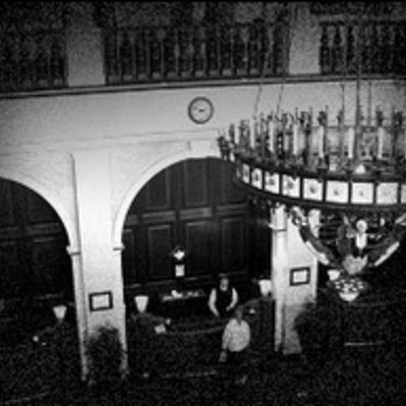 …nhưng nơi đây cũng bị đồn thổi bởi việc xuất hiện những hồn ma không siêu thoát. Bởi vì tại khách sạn có rất nhiều án mạng bí ẩn xảy ra.  Nổi tiếng nhất là bóng ma của nhà thơ Dylan Thomas, người qua đời tại đây sau một đêm rượu chè quá chén. Sid Vicious, thành viên của ban nhạc The Sex Pistols cũng bị nghi là đã đâm chết bạn gái tại căn phòng số 100 và bóng ma của thảm kịch này vẫn lẩn quất tại đây. Ảnh YAN.