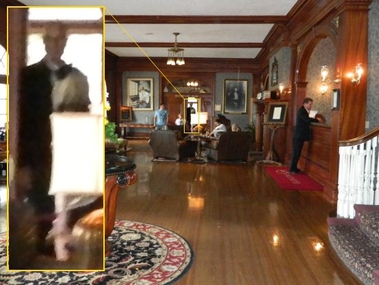 Ông Stanley và vợ ông cũng được cho đi qua hành lang khá thường xuyên và người ta thường nghe thấy tiếng piano của bà trong phòng nhạc. Ảnh YAN.