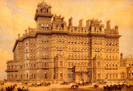 Nằm trong khu phố sang trọng của thành phố London, khách sạn 5 sao sang trọng này đã thu hút được rất nhiều khách. Tuy nhiên, điều hấp dẫn nhất của khách sạn đã được nhiều du khách chứng kiến đó là những... hồn ma tồn tại từ sau chiến tranh thế giới thứ II. Người đầu tiên tận mắt nhìn thấy những hồn ma đó chính là những phóng viên của BBC, một tờ báo nổi tiếng của Anh. Ảnh YAN.