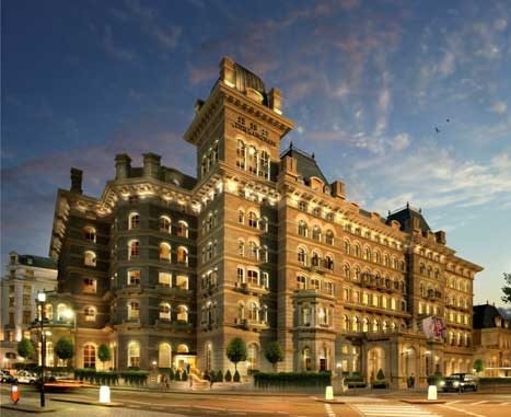 Người ta khẳng định rằng ở phòng 333, có một con ma nam, trong trang phục từ thời Victoria, thường xuất hiện vào tháng 10. Ở tầng 4, cũng có một con ma mặc quân phục được cho là thái tử Đức, người đã nhảy khỏi cửa sổ tầng 4 trong chiến tranh thế giới thứ nhất. Tầng hầm được cho là bị ám bởi Napoleon đệ tam, một khách quen của khách sạn. Ảnh YAN.