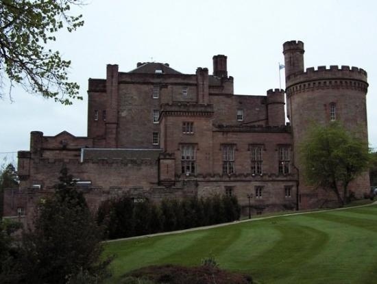 Người dân nơi đây đồn rằng bóng ma của nữ hoàng Catherine vẫn còn trú ngụ trong pháo đài từ thế kỷ 13 này. Ngày nay, lâu đài Dalhousie đã trở thành khách sạn. Tuy nhiên, rất nhiều du khách và nhân viên vẫn khẳng định nghe thấy tiếng thét của Catherine, như khi xưa lúc bà ngã xuống chết vì đau tim. Đôi khi, các khách trọ cũng khẳng định họ bị bóng ma Catherine...giậtt tóc. Ảnh YAN.