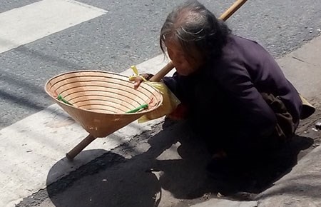 Người già và trẻ nhỏ là những đối tượng không đủ khả năng lao động, dù gì việc cho tiền họ cũng giúp họ có khả năng mưu sinh qua ngày.