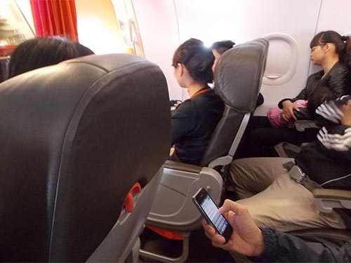 Xau ho vi cau noi 'It's Vietnamese' cua khach Tay di may bay hinh anh