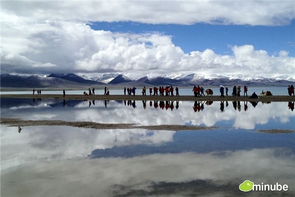10.	Hồ Namtso, Trung Quốc Nằm trên cao nguyên Tây Tạng của Trung Quốc, Hồ Namtso với núi hồ như những tấm gương bao quanh những ngôi đền, hang động, tu viện và một số phong cảnh thực sự hấp dẫn. Khi du lịch tới đây vào một ngày đẹp trời, nhất định bạn sẽ bắt gặp hình ảnh hồ nước in bóng ngọn núi tuyết Nyenchen Tanglha hùng vĩ, và bầu trời trong xanh ở Tây Tạng, một khoảnh khắc rất tuyệt vời.