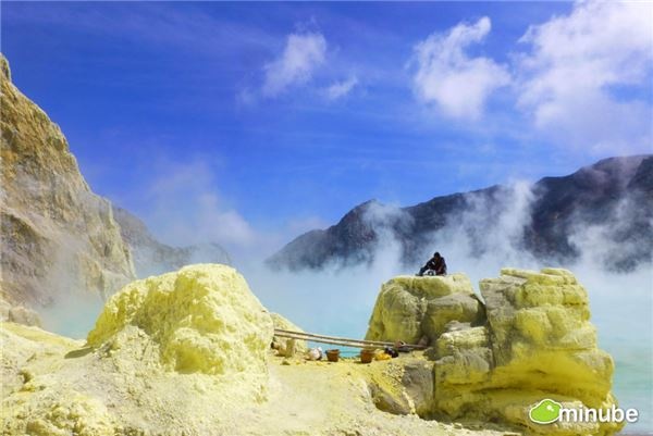12.	Núi lửa Ijen, Indonesia Hãy thử tưởng tượng bạn đang đi bộ trên đỉnh một ngọn núi lửa lớn ở Indonesia, và nhìn thấy trên miệng núi lửa là hồ nước sâu màu xanh ngọc, với mạch nước phun màu vàng thì đấy đích thị là Ijen. Nếu bạn tới đây khi trời còn tối, bạn vẫn có thể nhìn thấy ngọn núi lửa phun dung nham bao phủ trong ngọn đèn Neon màu xanh, nơi đây như thuộc về một thế giới khác. Thật kỳ diệu.