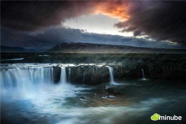 13.	Iceland Sông băng, thác nước, núi lửa, người Viking… đó là những gì mọi người có thể nghĩ về về đất nước Iceland. Đất nước này mặc dù nổi tiếng với những con sông băng, nhưng ít người biết rằng nó có rất nhiều những suối nước nóng và nguồn địa nhiệt khổng lồ. Đây còn là một trong những đất nước mang lại cảm hứng, bối cảnh chiếm vị trí quan trọng trong các tác phẩm của tiểu thuyết gia nổi tiếng người Anh Tolkien với các tác phẩm như (Anh chàng Hobbit và Chúa tể những chiếc nhẫn).