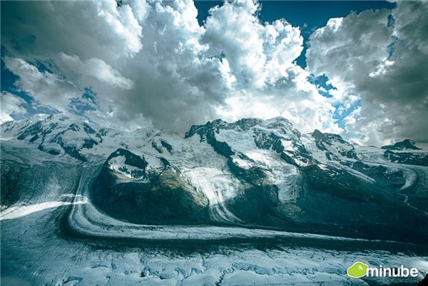 14.	Breithorn, Thụy Sĩ Breithorn tuy không phải là ngọn núi cao nhất trong dãy An – pơ, nhưng chắc chắn nó là một ngọn núi tuyệt vời nhất. Thật dễ dàng để biến nó trở thành địa điểm yêu thích của của những người đi bộ đường dài và leo núi, nhưng điều thực sự làm cho Breithorn đặc biệt là những dòng sông băng chảy như sông xuống từ những đỉnh núi tuyết cao ngất.