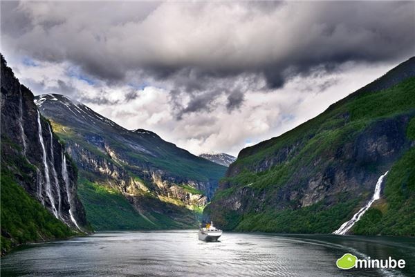 16.	Vịnh Geiranger Fjord, Na Uy Na Uy đã “đóng gói” đầy đủ những địa điểm đầy cảm hứng và hoàng tráng của mình vào riêng một danh sách. Vịnh Geiranger Fjord là một trong những địa điểm du lịch nổi tiếng nhất Na Uy, năm 2005 Geiranger Fjord đã được UNESCO công nhận là di sản thế giới, nhưng trước đó nơi đây đã trở nên quá nổi tiếng bởi những thác nước, vách đá và cả bức tranh toàn cảnh ngoại mục của mình.