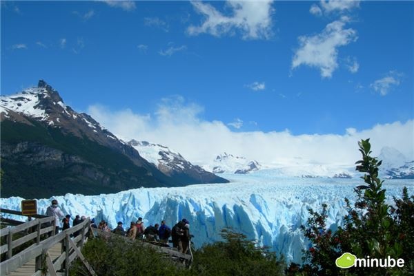 17.	Vườn quốc gia Los Glaciares, Argentina Vườn quốc gia Los Glaciares của Patagonia là nơi nổi tiếng nhất của dòng sông băng Perito Moreno - một dải băng khổng lồ rộng hơn 250km vuông. Và những việc khách du lịch thường làm khi tới đây là ngồi “ngẩn ngơ”, nhìn ngắm những dòng sông băng như trong những bộ phim cổ tích.