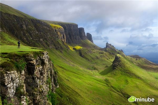 2.	Cao nguyên Scottish, Scotland Nếu Châu Âu có một vùng biên giới hoang dã hấp dẫn, thì chắc chắn đó sẽ là cao nguyên Scottish của Scotland. Nơi đây là vùng đất của những ngọn núi màu xanh lá cây, hồ nước sương mù, và những lâu đài đổ nát nhưng vẫn giữ nguyên vẻ đẹp tự nhiên. Đặc biệt hơn cả, những thần thoại địa phương, đã khiến cao nguyên Scottish trở thành cảm hứng của hàng chục bản sử thi trong suốt một thiên niên kỷ.
