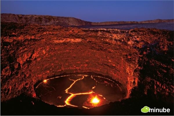4.	Núi lửa Erta Ale, Ethiopia Đây là một trong những nơi có phong cảnh khắc nghiệt nhất của Ethiopia, do sự phun trào của núi lửa nên đã hình thành nên một hồ dung nham sáng rực thường được gọi với cái tên khá “kinh dị” là “Cửa ngõ của Địa ngục”. Mặc dù đây là một vùng khá hẻo lánh, không hề “hiếu khách”, và bạn chỉ có thể nhìn thấy những hồ dung nham rầm rì khói lửa này từ xa, nhưng đây sẽ là trải nghiệm mà những khách du lịch mạo hiểm có cơ hội nhìn ngắm không thể nào quên được.