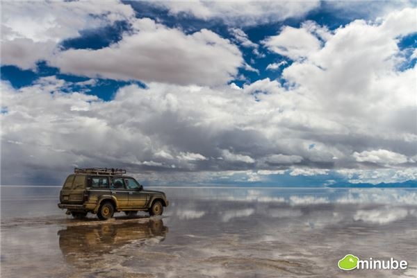 7.	Cánh đồng muối Salar de Uyuni, Bolivia Thuộc về thế giới bên kia, nơi tạo ảo giác, mặt trăng… là vô số cách nói mà mọi người dùng để gọi cánh đồng muối trong sáng như gương Salar de Uyuni – nơi nhiều khách du lịch cho là nơi đẹp nhất trên trái đất. Nơi đây cũng còn có những suối nước nóng, những đầm lầy nhiều màu sắc và những đàn chim hồng hạc rợp trời.