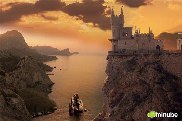 8.	Yalta, Ukraine Hình ảnh ấn tượng bạn đang xem có thể coi là một “trò chơi vương quyền” (do lịch sử xây dựng nên lâu đài), bởi khung cảnh tuyệt đẹp của nó nhìn ra từ bờ biển Crimean - lâu đài có tên Swallow’s Nest này một trong những địa điểm du lịch phổ biến tại Ukraine. Những khu vực xung quanh nơi đây cũng khá nổi tiếng với những khu nghỉ mát sang trọng và chuỗi các câu lạc bộ phục hồi sức khỏe.
