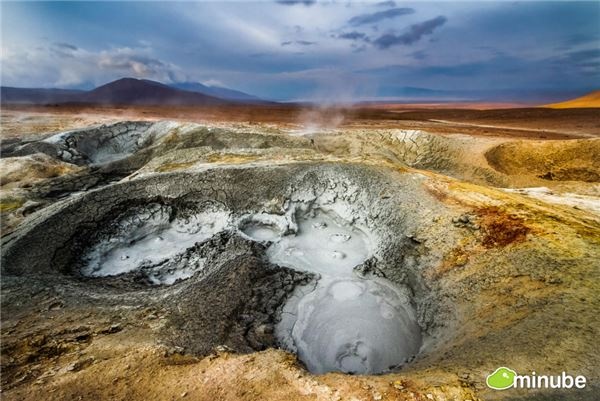 9.	Mạch phun nước ngầm Sol de Mañana, Bolivia Đây là một khu vực địa nhiệt nằm ở độ cao 15.000 ft, nơi bạn có thể khám phá, tìm hiểu về lĩnh vực của những mạch phun nước ngầm với những hố bùn và những suối nước lưu huỳnh. Nếu không vì bầu trời trong xanh ở trên, có lẽ bạn sẽ nghĩ mình đang xem một hình ảnh nào đó từ trang của khoa học viễn tưởng.