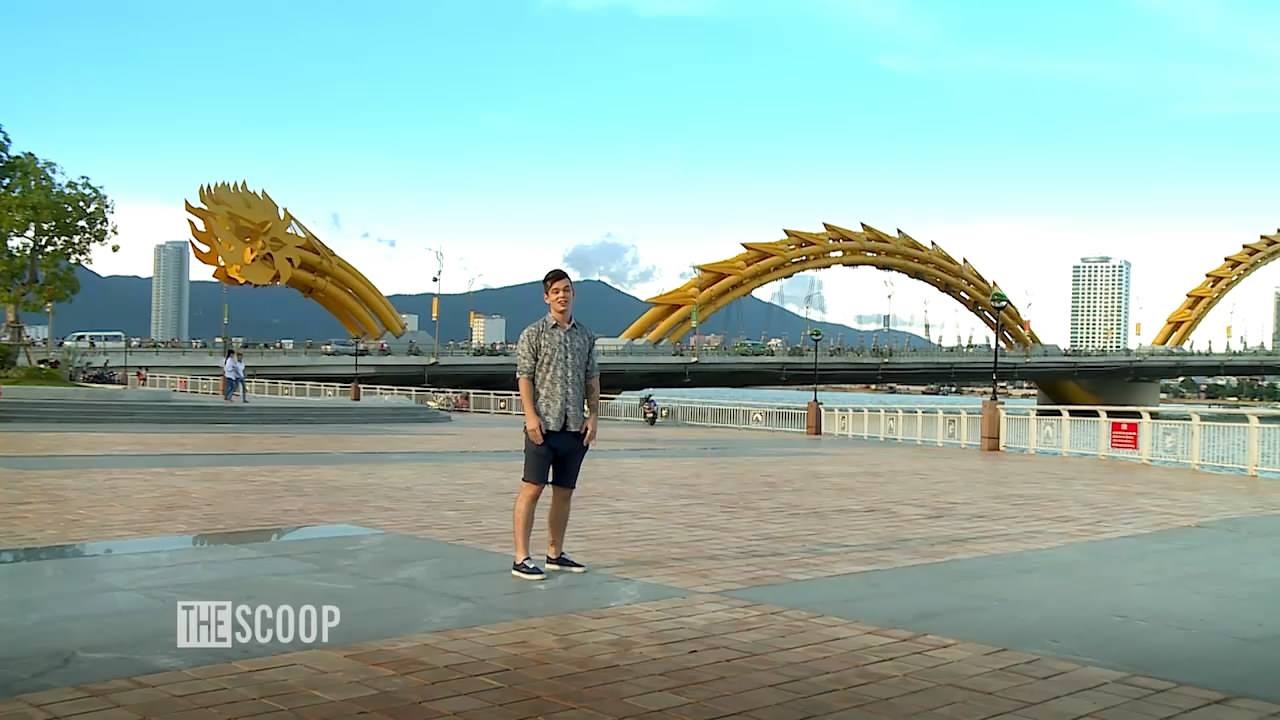 Cầu rồng phun lửa xuất hiện trong cảnh đầu tiên của chương trình. Ảnh: The Scoop.