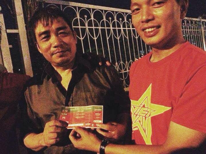 Bác trai lớn tuổi nhận chiếc vé mà Văn Sơn tặng.