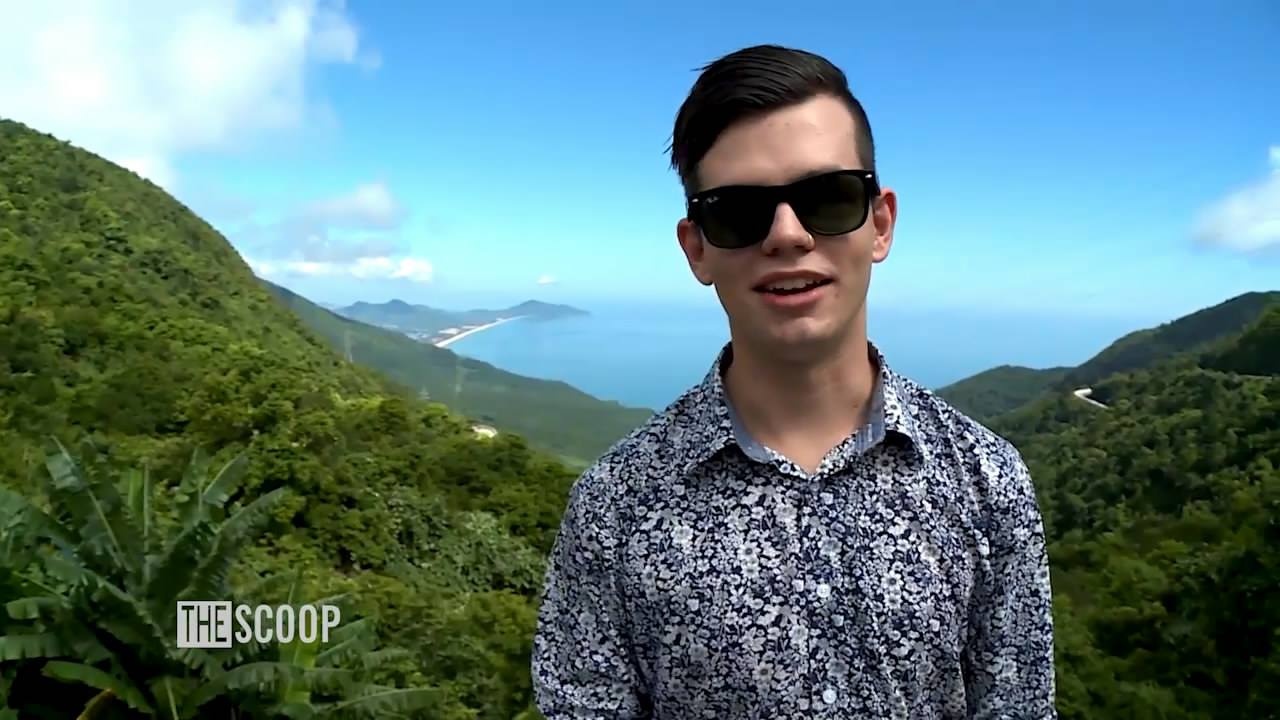 Levi đang đứng trên đỉnh đèo Hải Vân, một cảnh trong clip. Ảnh: The Scoop.